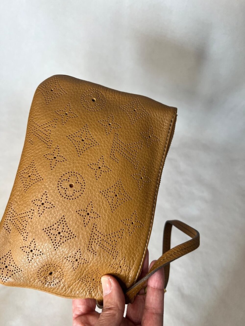 Louis Vuitton Mahina Pochette Perforated Monogram Wristlet w/GHW - Picture 3 of 10